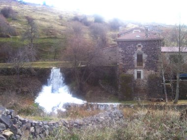 Sonbaharda bir dere Şelalesi.