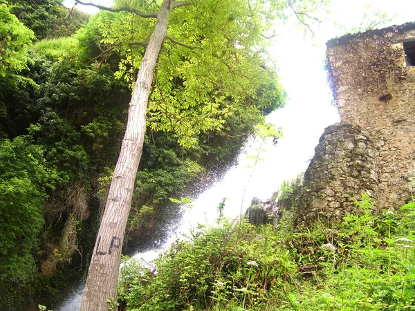 Şelale Bir Dağda Saf Akıntıları — Stok fotoğraf