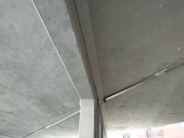 Köprü ve betonun gri yapısı.