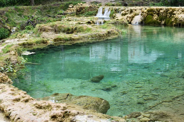 Mészkő Hegy Erdővel Elöl — Stock Fotó