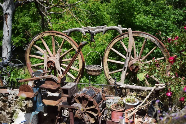 山岳風景の前の木製の車輪 — ストック写真