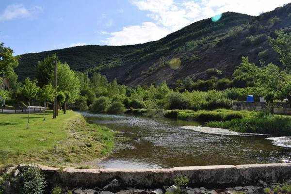 Dağlardan ve ormanlardan geçen nehir.