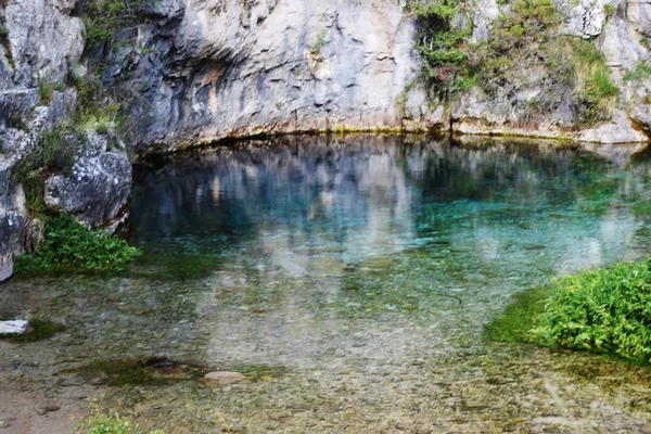 石灰岩山脈の間の青と透明な水の湖 — ストック写真