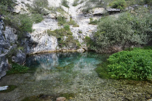 Kék Kristálytiszta Víz Között Mészkő Hegyek — Stock Fotó