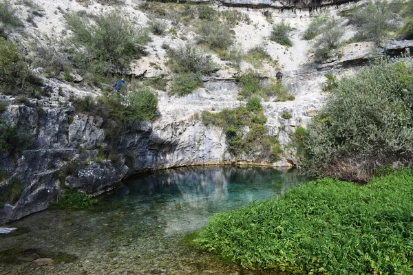 石灰岩山脈の間の青と透明な水の湖 — ストック写真