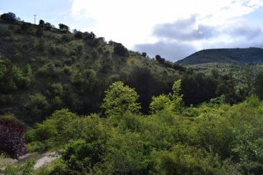 Kaya oluşumları ile dağlık manzaralar.