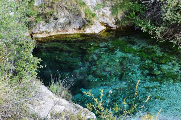 Lac Eau Bleue Cristalline Entre Les Montagnes Calcaire — Photo