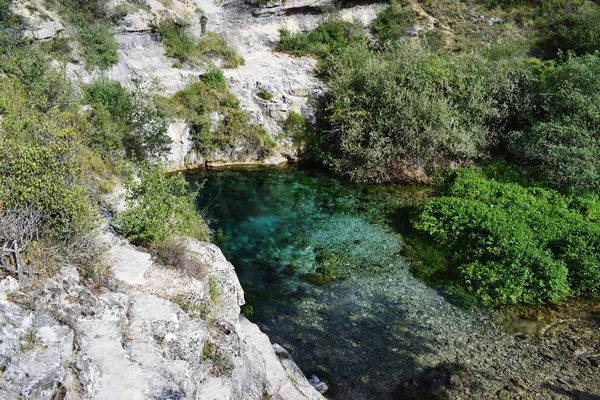 Lac Eau Bleue Cristalline Entre Les Montagnes Calcaire — Photo