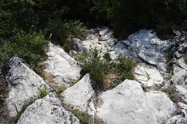 Kireçtaşı kayaların gri arka planı.