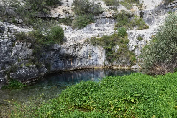 Lac Eau Bleue Cristalline Entre Les Montagnes Calcaire — Photo