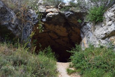 Dağda bir mağaranın girişi.
