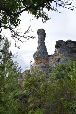 Kaya oluşumları ile dağlık manzaralar.