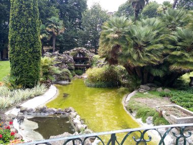 San Sebastian, İspanya'da gölet ile park.