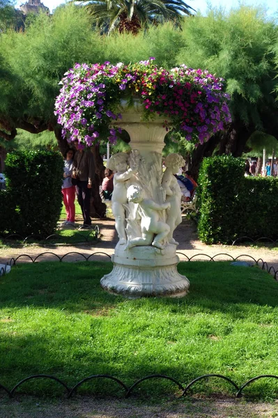 Estatua Blanca Con Ramo Flores Púrpuras — Foto de Stock