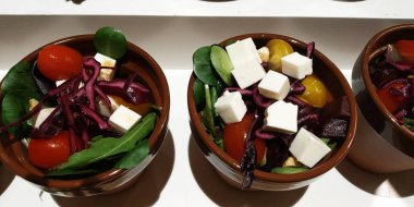 Peynir ve marul salatası.