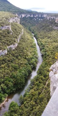 Kireçtaşı dağları ile nehir arasındaki vadinin panoramik.