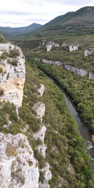 Kireçtaşı dağları ile nehir arasındaki vadinin panoramik.