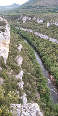 Kireçtaşı dağları ile nehir arasındaki vadinin panoramik.