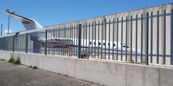 Flugzeug Hinter Einem Tor Einem Schrottplatz — Stockfoto