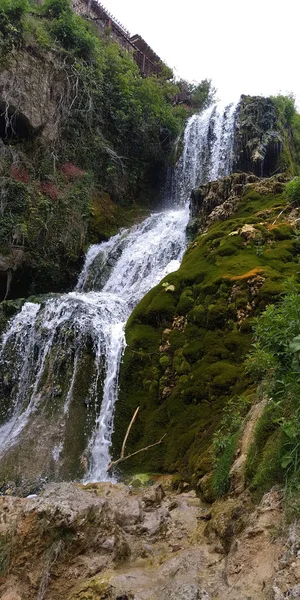 Cachoeira Caindo Através Uma Floresta — Fotografia de Stock