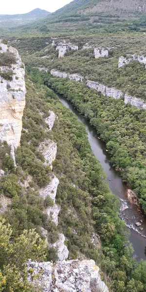 Kireçtaşı dağları ile nehir arasındaki vadinin panoramik.