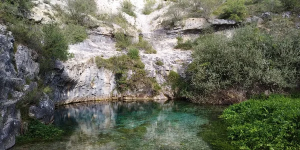 Lac Eau Bleue Cristalline Entre Les Montagnes Calcaire — Photo