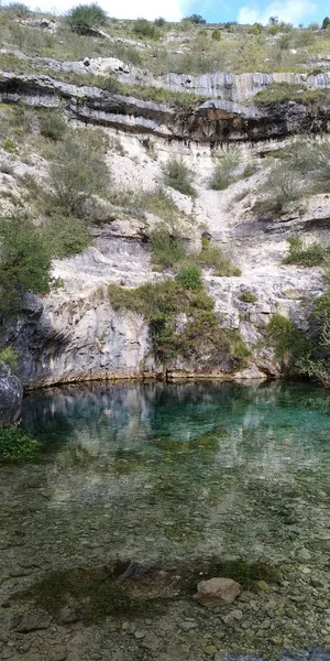 Lago Água Azul Cristalina Entre Montanhas Calcário — Fotografia de Stock