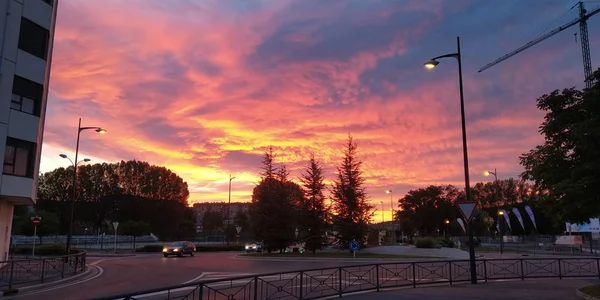 Atardecer Ciudad Con Cielos Amarillos Morados — Stockfoto