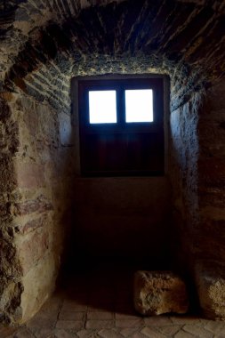 Harabe halindeki bir anıtın melodisine giren ışık.