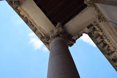 Güneşli bir günde bir Yunan tapınağının sütunları.