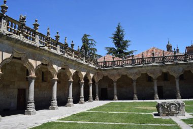 Kemerli ve yeşil bahçeli manastır.