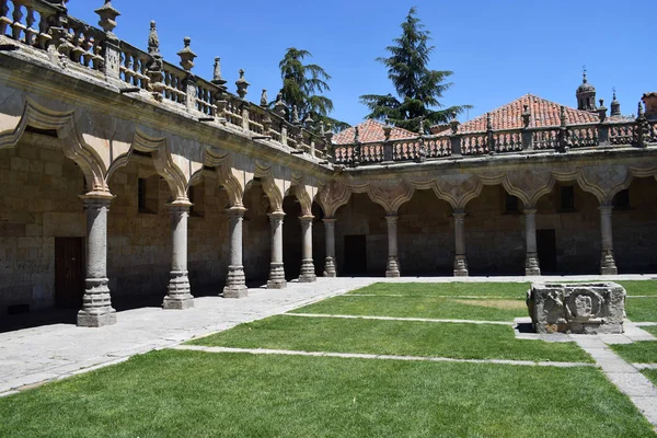 Cloister Med Valv Och Gröna Trädgårdar — Stockfoto