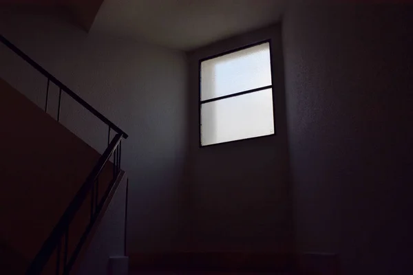 Escadas Interiores Eliminados Pouco Pela Luz Uma Janela — Fotografia de Stock