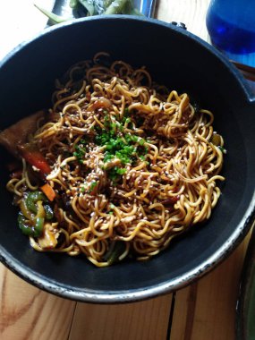 Siyah tabakta spagetti....