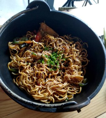 Siyah tabakta spagetti....