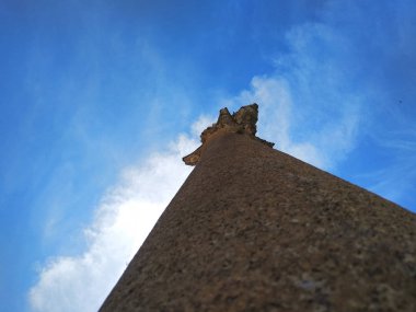 Çapraz taş sütun.