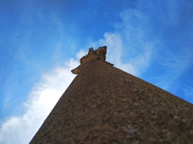 Çapraz taş sütun.