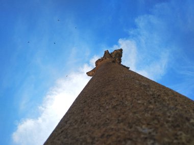 Çapraz taş sütun.