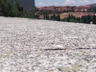 Güneşli bir günde duvar ve granit zemin.