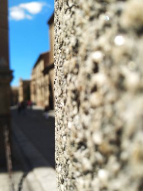 Güneşli bir günde duvar ve granit zemin.