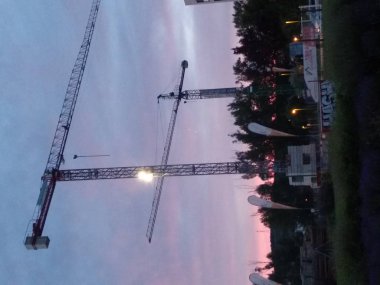 Gün batımında binaların ve ağaçların silueti.