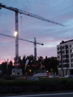 Gün batımında binaların ve ağaçların silueti.