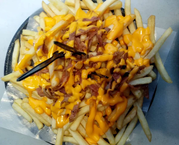 Patatas Fritas Con Salsa Queso Plato Negro — Foto de Stock