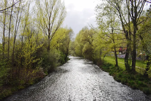 Bir eğri kırmızı ve beyaz çitler.