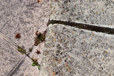 Caddenin gri çimento zemin.