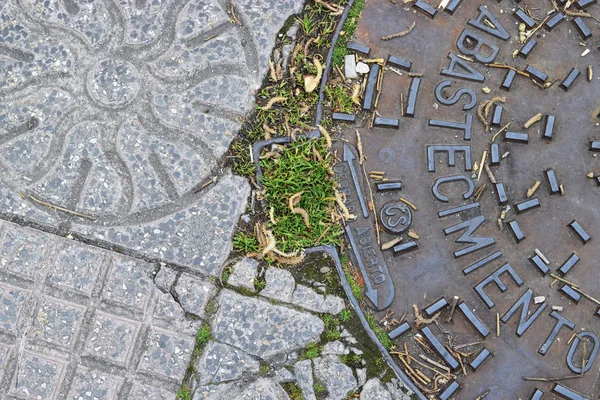 Caddenin gri çimento zemin.