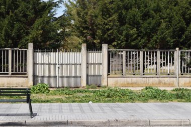 Bir bahçe önünde kapı ile Çit.