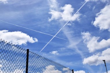 Çitlerle gökyüzünün arka planı.