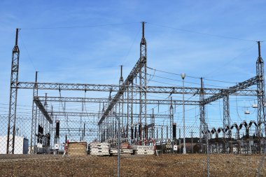 Gökyüzünde elektrik döşeme.