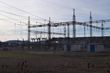 Gökyüzünde elektrik döşeme.